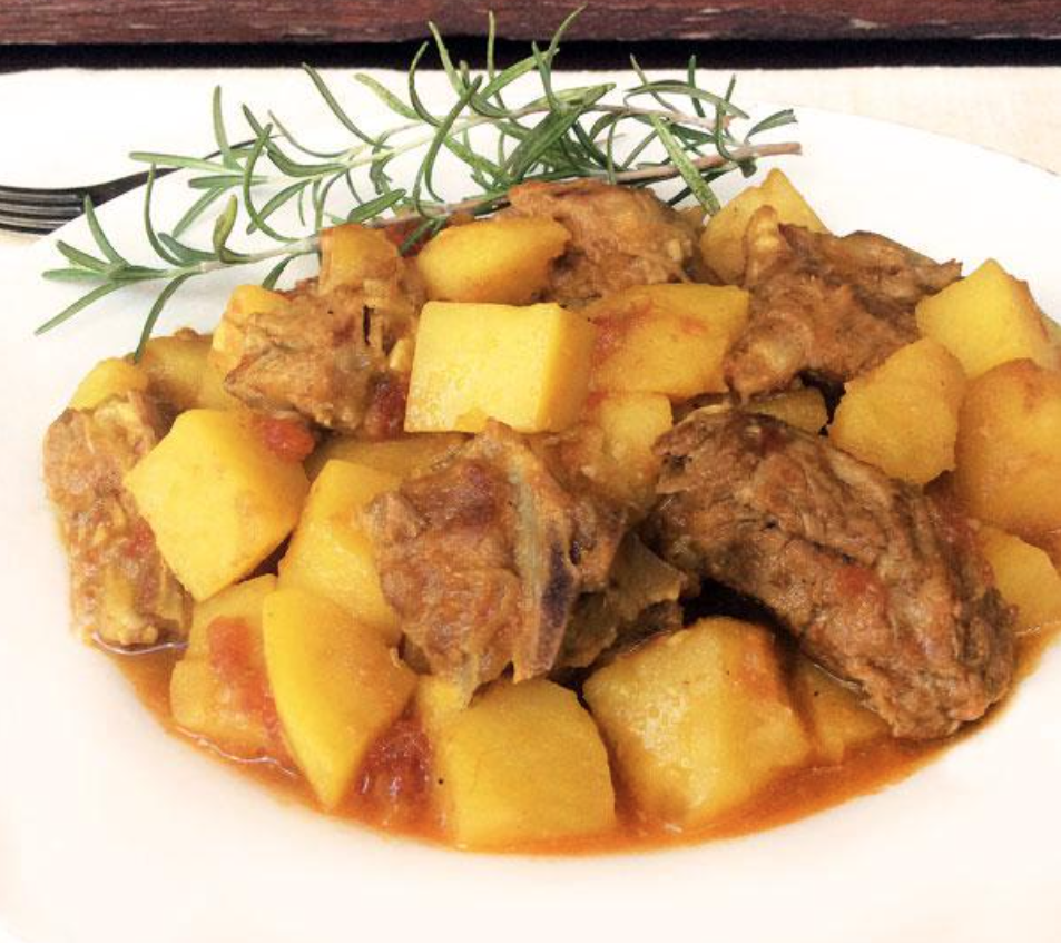 Ensalada Mediterránea con estofado de cordero con tomillo.